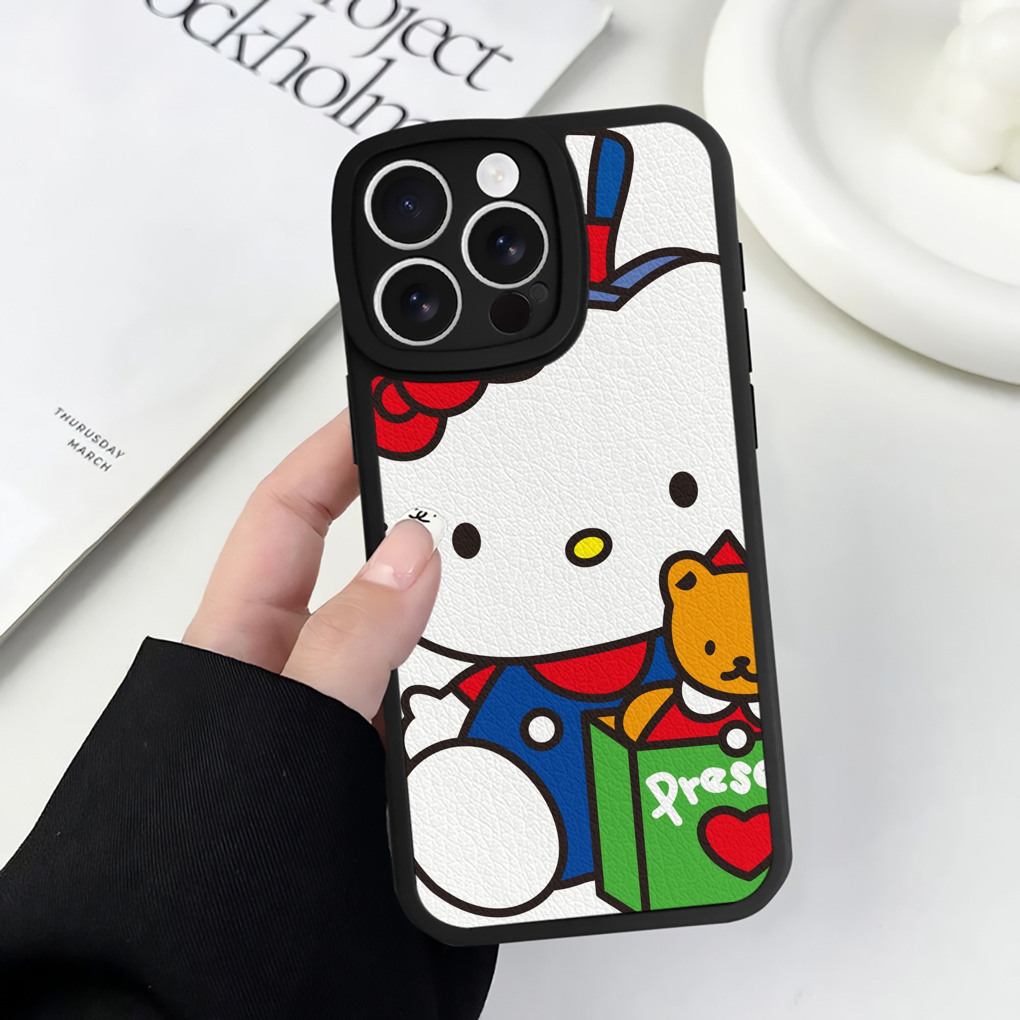 （画像用） Hello Kitty ハローキティ 【iPhone 16シリーズ対応】シリコンスマホケース（レザー調） 材質：シリコン